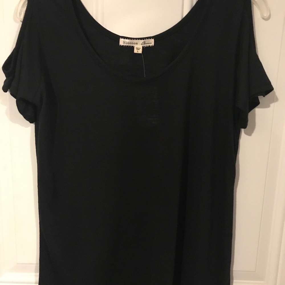 Juniors cold shoulder Top Size:L       Color: Blk